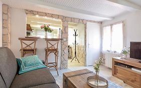 ANNECY Sainte Claire vieille ville 38m2 Terrasse proche gare et lac 4 pers 3 étoiles